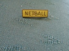 VINTAGE NETBALL - YELLOW BAR TYPE SCHOOL UNIFORM ENAMEL PIN BADGE - FATTORINI