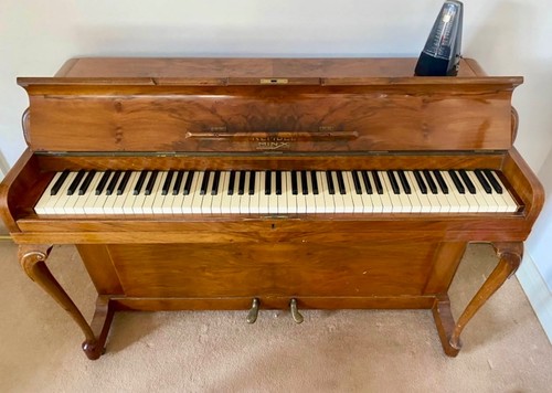 Beautiful mini piano walnut - beautiful,