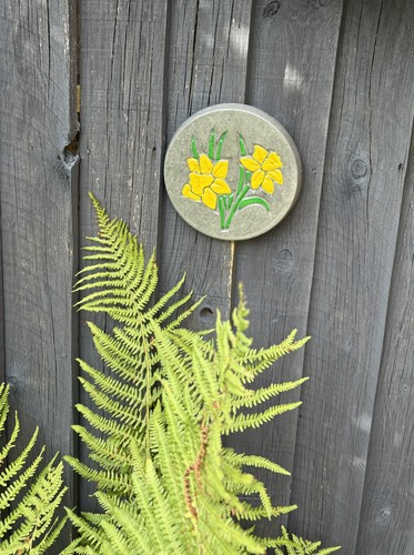 Grey daffodils hand - 1,