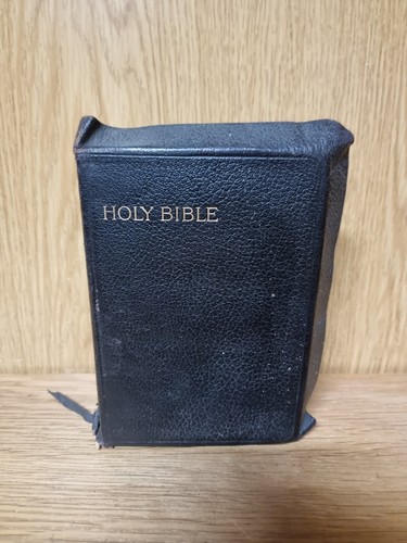 Vintage holy bible old new - bible,