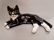 BLACK & WHITE WINSTANLEY ENGLAND CAT WITH GLASS EYES LYING DOWN SIGNED SIZE 4