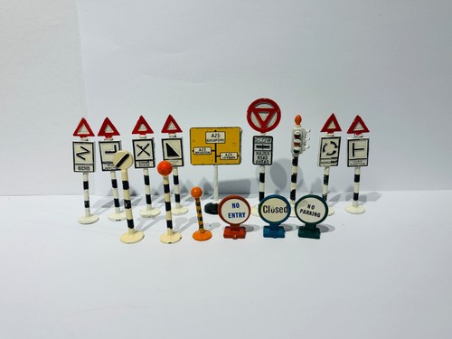 Gilco dinky road signs 15 - road, x