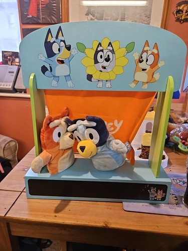 Bluey wooden puppet theater - wooden,