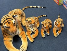 Realistic 4 Tiger  family