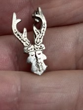 Vintage embossed stag's head Silver Tone Pin Badge Hunting-Shooting-Field Sports