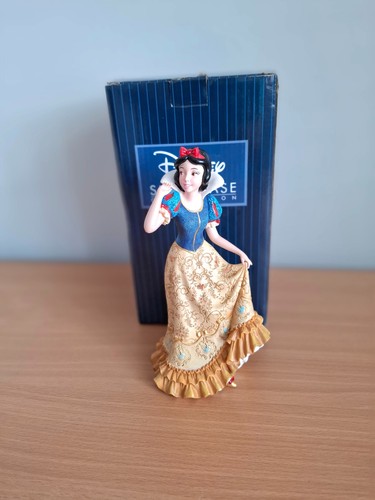Disney showcase snow - showcase, white