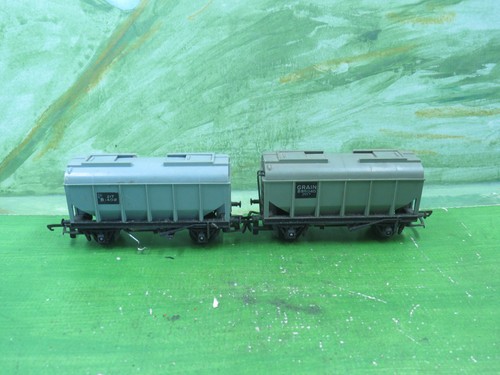 Triang hornby grain wagons - 2,