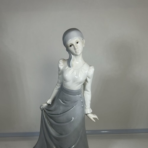 Nao lladro woman figurine - nao,