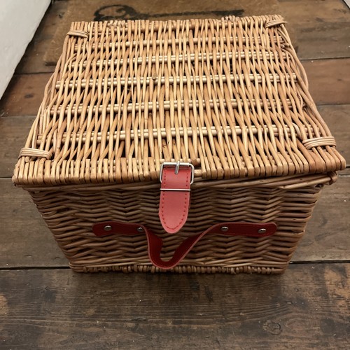 Square wicker picnic - picnic, hamper