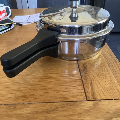 Small pressure cooker - cooker, by