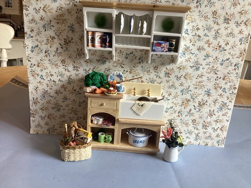 Dolls house scale - dolls,