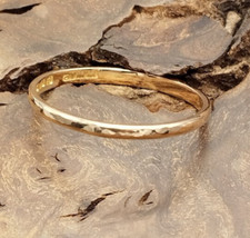 Vintage London 1940 22ct Gold Wrought Hand Planished Band Ring