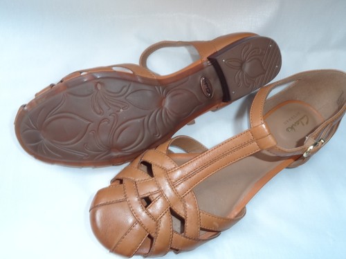 Clarks tan leather retro style