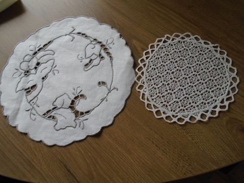 Vintage table doilies - x,