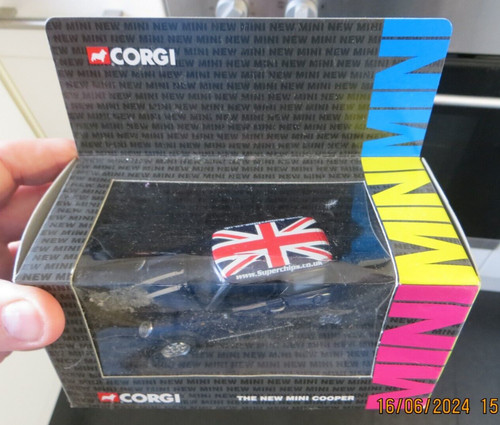 Corgi 2001 mini one - -,