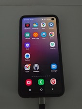 Samsung Galaxy S10e in a M o u