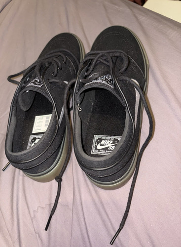 Nike black low top trainers - sb,