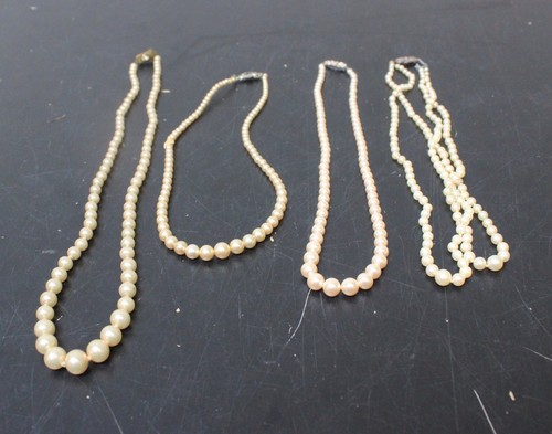 Bundle pearl necklaces - of,