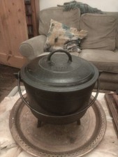 Large Chappee '10' Cast Iron Cooking Pot With Feet And A Handle. Good condition.