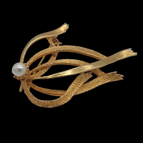 Vintage brooch gold tone - brooch,