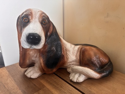 Basset hound figurine - basset, statue
