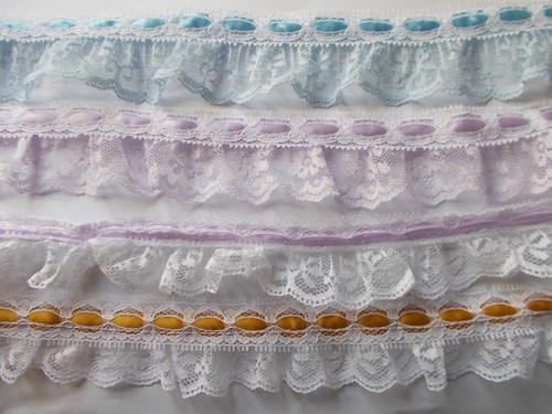 Gathered flat lace with - or,