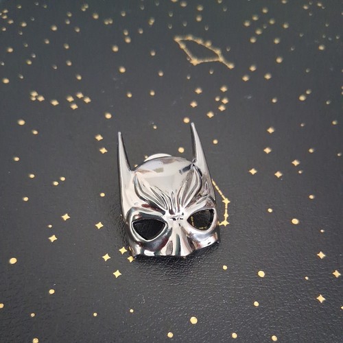 Batman mask brooch pin - batman,
