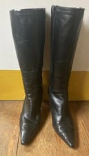 “CLARKS” BLACK LEATHER POINTED TOE STILETTO HEEL.KNEE HIGH ZIPPED BOOTS.SIZE 6