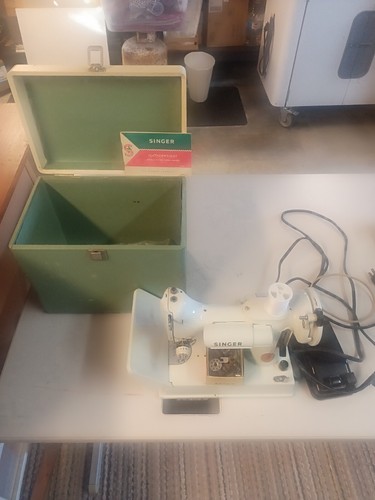 Vtg 1967 singer 221k white - singer,
