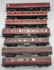 X7  OO Gauge Maroon Coaches