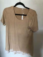 NWT Qixing Tan Short Sleeve Knit Top with Lae Hem - Size L