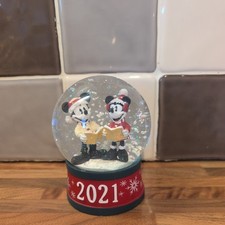Disneyy MICKEY & MINNIE MOUSE 2021 CHRISTMAS SNOW GLOBE - COLLECTABLE -