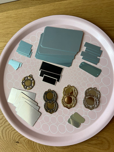 Silver plates and medals - , to