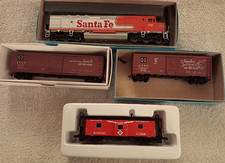 ATHEARN HO GAUGE FP45 POWER UNIT #3621 AND 2 WAGONS AND CABOOSE