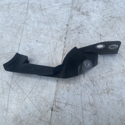 Audi fender mounting - 18-25,