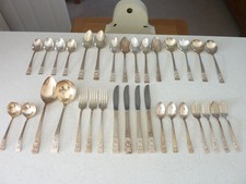 VINTAGE ONEIDA COMMUNITY PLATE HAMPTON COURT CUTLERY.   33 ITEMS.