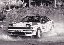 CARLOS SAINZ, TOYOTA TEAM EUROPE, CELICA GT-FOUR VICTORY IN NEW ZEALAND PHOTO.