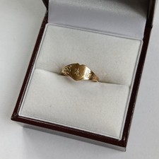 Vintage 9ct 375 Yellow Gold Heart Shaped Signet Ring With Tiny Diamond. Size G