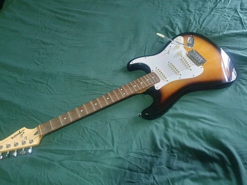 Squier fender strat - by,