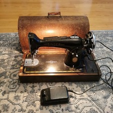 An Oak Cased Vintage Electric Singer Sewing Machine For Parts Or Restoration