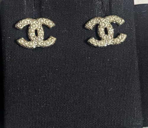 Nwt chanel classic logo - classic, cc