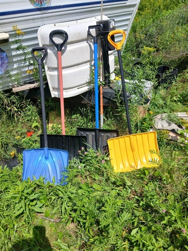 Snow shovel with - with, d-grip