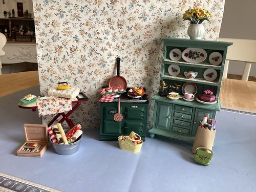 Dolls house scale - dolls,
