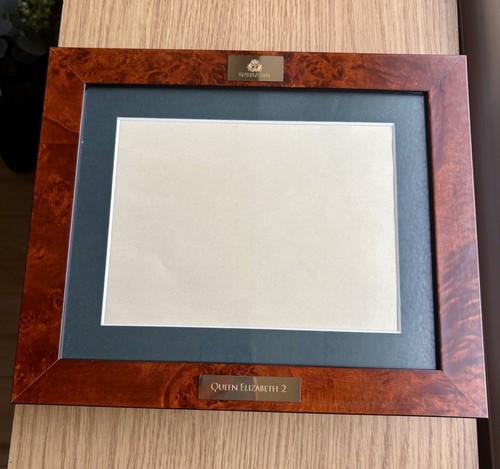 Souvenir qe2 walnut - souvenir, with