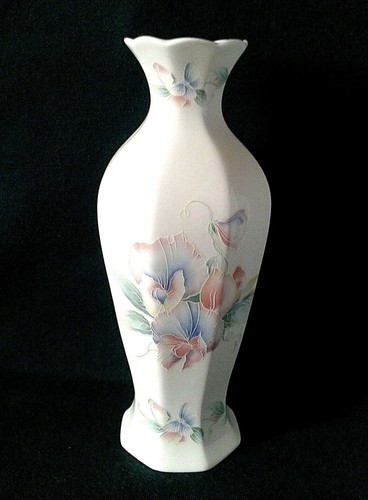 Aynsley little sweetheart vase - little,