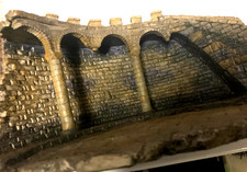 VERONESE DIORAMA  RESIN ROMAN WALL WITH PILLARS 37CM LONG 20CM HIGH 25CM DEEP