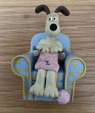 Wallace & Gromit, Gromit Knitting In A Chair Figurine