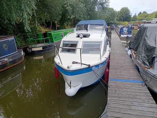 Cabin cruiser boat