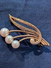 Mikimoto 9k 375 Yellow Gold Broach With 3 Pearls