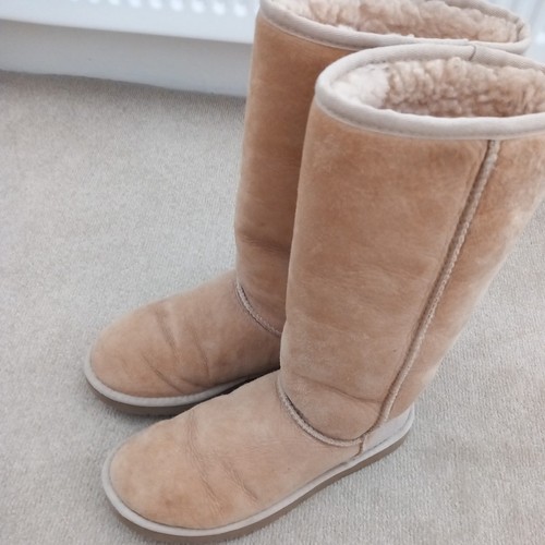 Ladies ugg boots size vg - size, 5